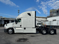 2016 Freightliner Cascadia Detroit DD15, 10 Speed,  New Tires, RUNS STRONG!