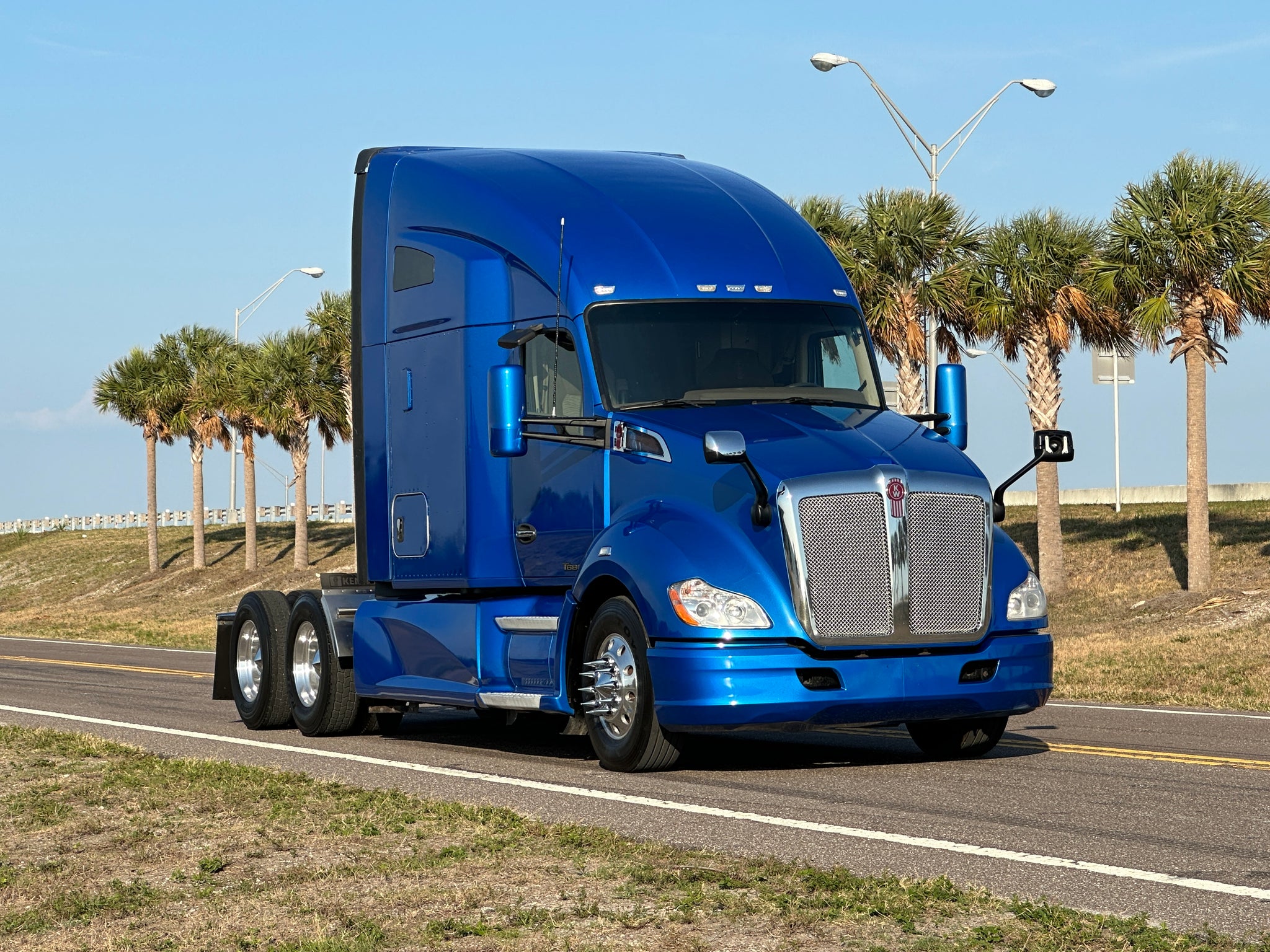 2019 KW T680, AUTOMATIC, Thermo King APU, SUPER CLEAN, 529k