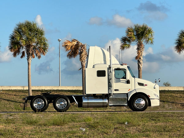 2017 Peterbilt 579 WARRANTY, Fedex Specs, NEW ENGINE!