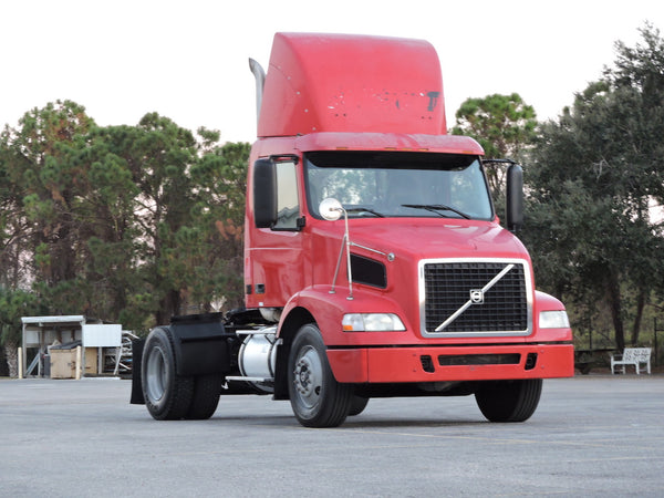 2005 Volvo VNM64T200 Day Cab