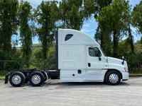 2014 Freightliner Cascadia Detroit DD15, AUTO, New Steer Tires 749k