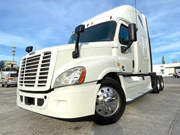 2011  Freightliner Cascadia, Detroit Diesel DD15, 10 Speed