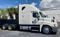 2015 Freightliner Cascadia, 10 spd, DD15, 455HP, 72" DOUBLE BUNK!