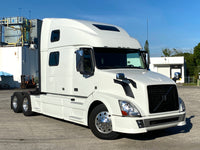 2015 Volvo VNL780, Volvo D13,  I-shift AUTO, 77" Condo + Work Station, Inverter, Fridge!