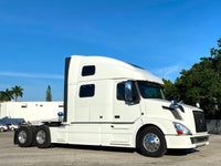 2015 Volvo VNL780, Volvo D13,  I-shift AUTO, 77" Condo + Work Station, Inverter, Fridge!