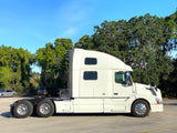 2015 Volvo VNL780, Volvo D13,  I-shift AUTO, 77" Condo + Work Station, Inverter, Fridge!