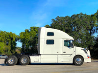 2015 Volvo VNL780, Volvo D13,  I-shift AUTO, 77" Condo + Work Station, Inverter, Fridge!