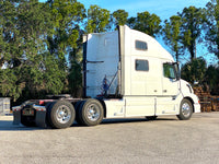 2015 Volvo VNL780, Volvo D13,  I-shift AUTO, 77" Condo + Work Station, Inverter, Fridge!