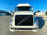 2015 Volvo VNL780, Volvo D13,  I-shift AUTO, 77" Condo + Work Station, Inverter, Fridge!