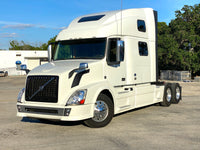 2015 Volvo VNL780, Volvo D13,  I-shift AUTO, 77" Condo + Work Station, Inverter, Fridge!