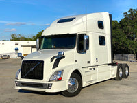 2015 Volvo VNL780, Volvo D13,  I-shift AUTO, 77" Condo + Work Station, Inverter, Fridge!