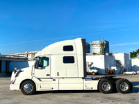 2015 Volvo VNL780, Volvo D13,  I-shift AUTO, 77" Condo + Work Station, Inverter, Fridge!