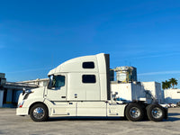 2015 Volvo VNL780, Volvo D13,  I-shift AUTO, 77" Condo + Work Station, Inverter, Fridge!