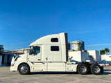 2015 Volvo VNL780, Volvo D13,  I-shift AUTO, 77" Condo + Work Station, Inverter, Fridge!