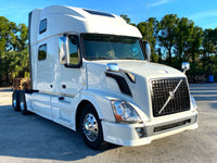 2015 Volvo VNL780, Volvo D13,  I-shift AUTO, 77" Condo + Work Station, Inverter, Fridge!