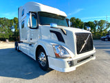 2015 Volvo VNL780, Volvo D13,  I-shift AUTO, 77" Condo + Work Station, Inverter, Fridge!