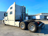 2015 Volvo VNL780, Volvo D13,  I-shift AUTO, 77" Condo + Work Station, Inverter, Fridge!