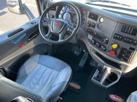 2015 Peterbilt 579 AUTOMATIC, ONLY 573K MILES,Double Bunk, Inverter, Virgin tires