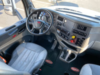 2015 Peterbilt 579 AUTOMATIC, ONLY 573K MILES,Double Bunk, Inverter, Virgin tires