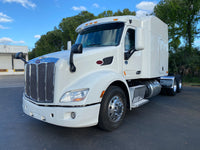 2015 Peterbilt 579 AUTOMATIC, ONLY 573K MILES,Double Bunk, Inverter, Virgin tires