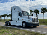2015 Freightliner Cascadia, 10 spd, DD15, 455HP, 70" DOUBLE BUNK!