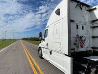 2015 Freightliner Cascadia, 10 spd, DD15, 455HP, 70" DOUBLE BUNK!