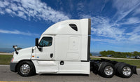 2015 Freightliner Cascadia, 10 spd, DD15, 455HP, 70" DOUBLE BUNK!