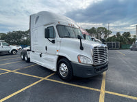 2015 Freightliner Cascadia, 10 spd, DD15, 455HP, 70" DOUBLE BUNK!
