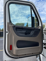 2015 Freightliner Cascadia, 10 spd, DD15, 455HP, 70" DOUBLE BUNK!