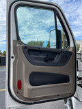 2015 Freightliner Cascadia, 10 spd, DD15, 455HP, 70" DOUBLE BUNK!