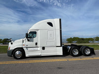 2015 Freightliner Cascadia, 10 spd, DD15, 455HP, 70" DOUBLE BUNK! 813k