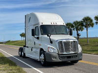 2015 Freightliner Cascadia, 10 spd, DD15, 455HP, 70" DOUBLE BUNK! 813k