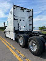2015 Freightliner Cascadia, 10 spd, DD15, 455HP, 70" DOUBLE BUNK! 813k