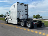 2015 Freightliner Cascadia, 10 spd, DD15, 455HP, 70" DOUBLE BUNK! 813k