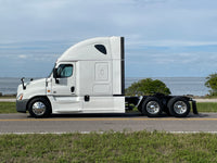 2015 Freightliner Cascadia, 10 spd, DD15, 455HP, 70" DOUBLE BUNK! 813k