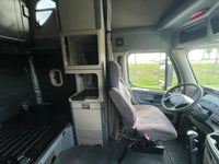 2015 Freightliner Cascadia, 10 spd, DD15, 455HP, 70" DOUBLE BUNK! 813k