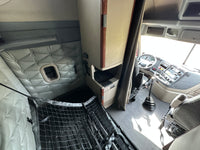 2016 Freightliner Cascadia DD13, 10 Spd Manual, Lots of options, LOW LOW Miles 496k