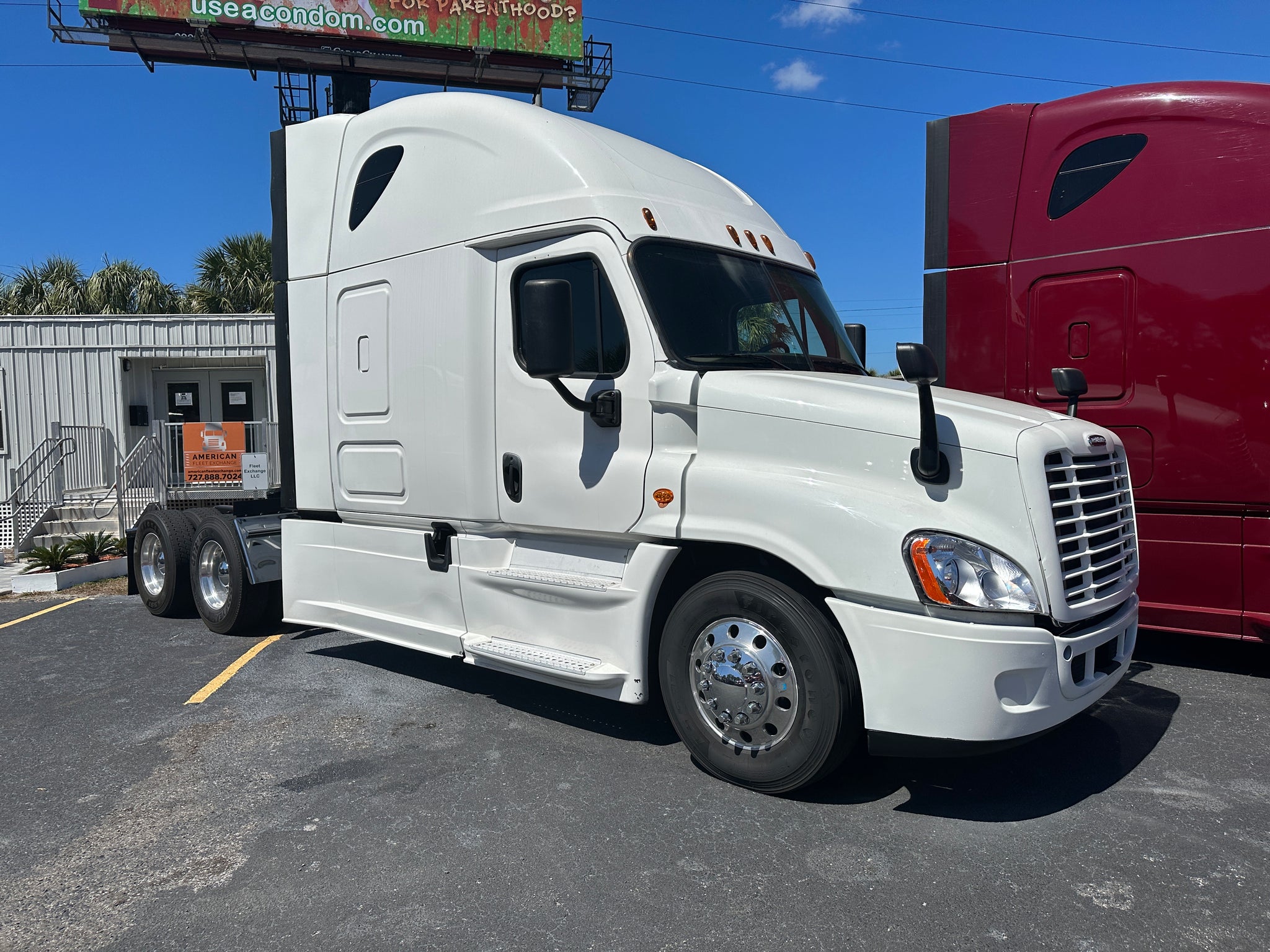 2015 Freightliner Cascadia, 10 spd, DD15, CRATE ENGINE!, 455HP, 70" DO