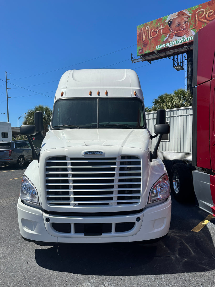 2015 Freightliner Cascadia, 10 spd, DD15, CRATE ENGINE!, 455HP, 70" DO